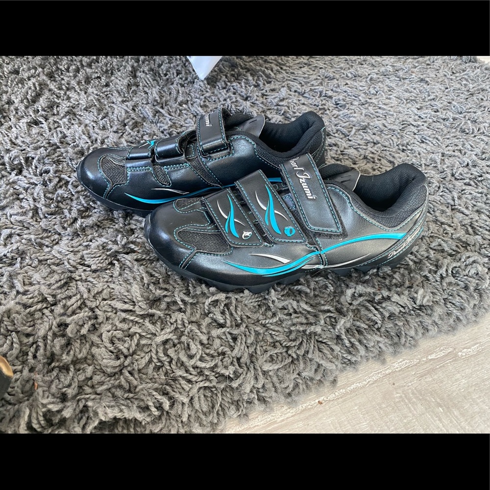 Pearl Izumi cycle shoes with cleats
